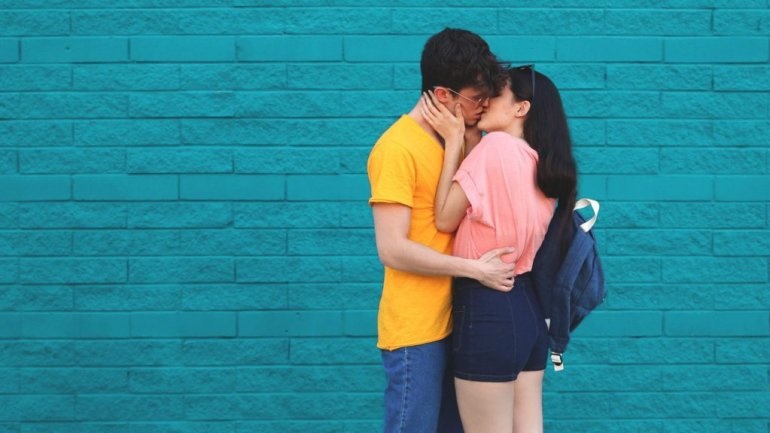Tο φιλί μπορεί να εξηγήσει τη μεγάλη παγκόσμια επίπτωση της γονόρροιας - Φωτογραφία 1