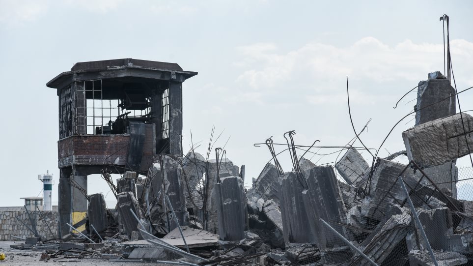 Φωτογραφικό οδοιπορικό μετά τα 5,1 Ρίχτερ: Έπεσαν παλιά κτίρια, κατέρρευσε ο ταινιόδρομος στον Πειραιά - Φωτογραφία 1
