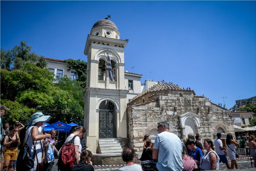 Φωτογραφικό οδοιπορικό μετά τα 5,1 Ρίχτερ: Έπεσαν παλιά κτίρια, κατέρρευσε ο ταινιόδρομος στον Πειραιά - Φωτογραφία 10