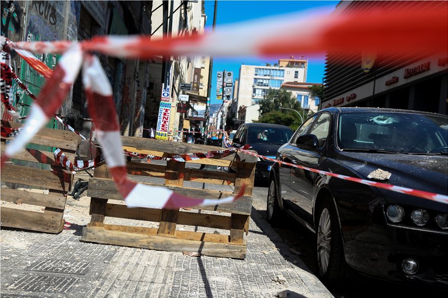 Φωτογραφικό οδοιπορικό μετά τα 5,1 Ρίχτερ: Έπεσαν παλιά κτίρια, κατέρρευσε ο ταινιόδρομος στον Πειραιά - Φωτογραφία 13