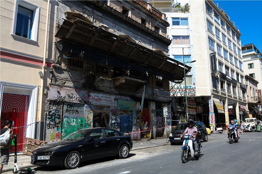 Φωτογραφικό οδοιπορικό μετά τα 5,1 Ρίχτερ: Έπεσαν παλιά κτίρια, κατέρρευσε ο ταινιόδρομος στον Πειραιά - Φωτογραφία 14