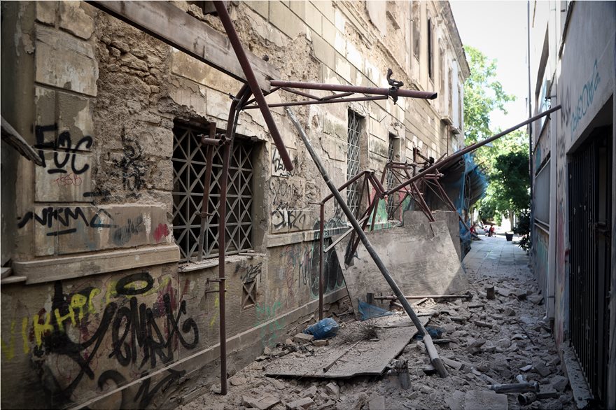 Φωτογραφικό οδοιπορικό μετά τα 5,1 Ρίχτερ: Έπεσαν παλιά κτίρια, κατέρρευσε ο ταινιόδρομος στον Πειραιά - Φωτογραφία 16