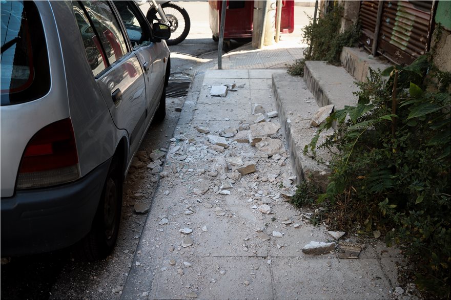 Φωτογραφικό οδοιπορικό μετά τα 5,1 Ρίχτερ: Έπεσαν παλιά κτίρια, κατέρρευσε ο ταινιόδρομος στον Πειραιά - Φωτογραφία 17