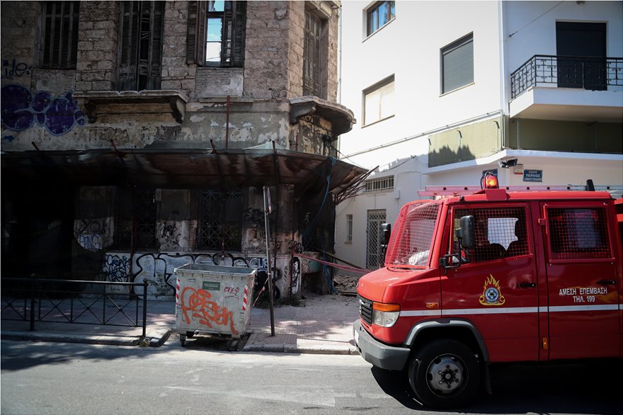 Φωτογραφικό οδοιπορικό μετά τα 5,1 Ρίχτερ: Έπεσαν παλιά κτίρια, κατέρρευσε ο ταινιόδρομος στον Πειραιά - Φωτογραφία 18