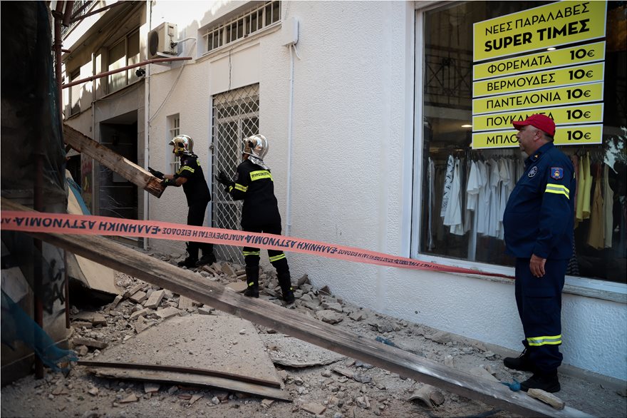 Φωτογραφικό οδοιπορικό μετά τα 5,1 Ρίχτερ: Έπεσαν παλιά κτίρια, κατέρρευσε ο ταινιόδρομος στον Πειραιά - Φωτογραφία 19