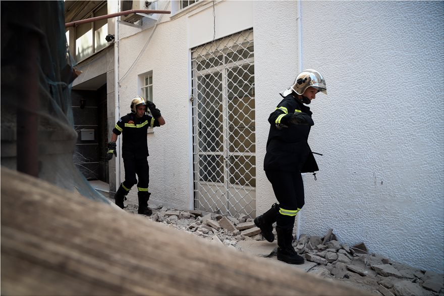 Φωτογραφικό οδοιπορικό μετά τα 5,1 Ρίχτερ: Έπεσαν παλιά κτίρια, κατέρρευσε ο ταινιόδρομος στον Πειραιά - Φωτογραφία 20