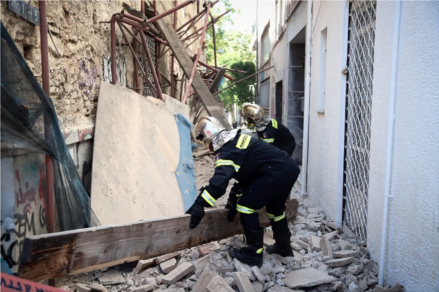 Φωτογραφικό οδοιπορικό μετά τα 5,1 Ρίχτερ: Έπεσαν παλιά κτίρια, κατέρρευσε ο ταινιόδρομος στον Πειραιά - Φωτογραφία 21