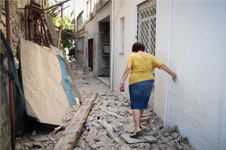Φωτογραφικό οδοιπορικό μετά τα 5,1 Ρίχτερ: Έπεσαν παλιά κτίρια, κατέρρευσε ο ταινιόδρομος στον Πειραιά - Φωτογραφία 22