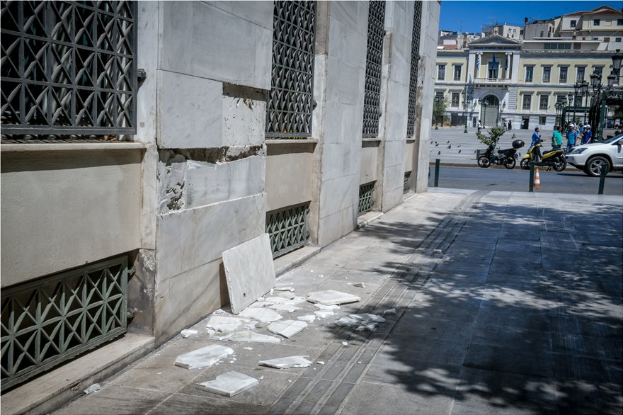 Φωτογραφικό οδοιπορικό μετά τα 5,1 Ρίχτερ: Έπεσαν παλιά κτίρια, κατέρρευσε ο ταινιόδρομος στον Πειραιά - Φωτογραφία 23