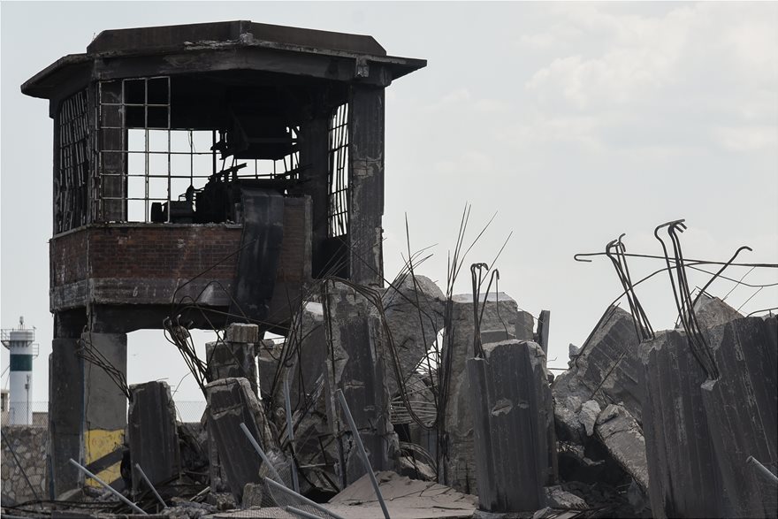 Φωτογραφικό οδοιπορικό μετά τα 5,1 Ρίχτερ: Έπεσαν παλιά κτίρια, κατέρρευσε ο ταινιόδρομος στον Πειραιά - Φωτογραφία 24