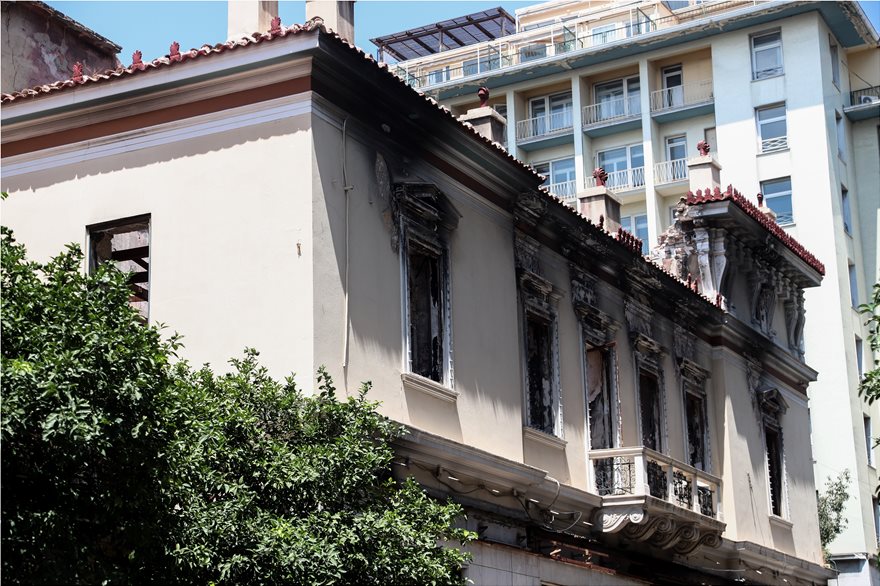 Φωτογραφικό οδοιπορικό μετά τα 5,1 Ρίχτερ: Έπεσαν παλιά κτίρια, κατέρρευσε ο ταινιόδρομος στον Πειραιά - Φωτογραφία 4