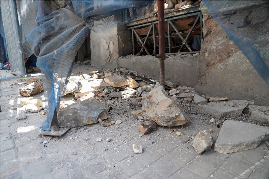 Φωτογραφικό οδοιπορικό μετά τα 5,1 Ρίχτερ: Έπεσαν παλιά κτίρια, κατέρρευσε ο ταινιόδρομος στον Πειραιά - Φωτογραφία 5