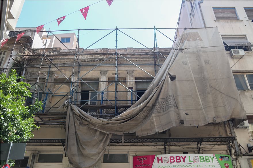 Φωτογραφικό οδοιπορικό μετά τα 5,1 Ρίχτερ: Έπεσαν παλιά κτίρια, κατέρρευσε ο ταινιόδρομος στον Πειραιά - Φωτογραφία 6