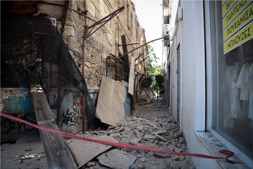Φωτογραφικό οδοιπορικό μετά τα 5,1 Ρίχτερ: Έπεσαν παλιά κτίρια, κατέρρευσε ο ταινιόδρομος στον Πειραιά - Φωτογραφία 9