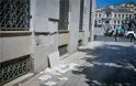 Φωτογραφικό οδοιπορικό μετά τα 5,1 Ρίχτερ: Έπεσαν παλιά κτίρια, κατέρρευσε ο ταινιόδρομος στον Πειραιά - Φωτογραφία 23
