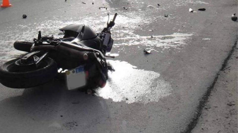 Φρικτό τροχαίο: Μηχανή καρφώθηκε σε φορτηγό - Νεκρός ο 21χρονος μοτοσικλετιστής - Φωτογραφία 1
