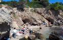 Κλειστή παραλία στο Πόρτο Ράφτη λόγω κινδύνου αποκόλλησης βράχου