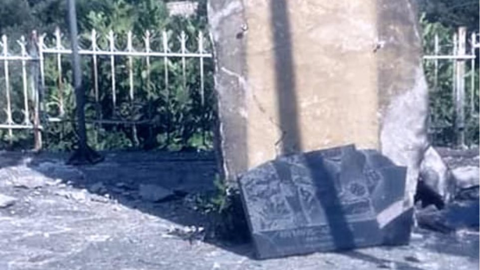 Αλβανοί εθνικιστές κατέστρεψαν μνημείο σε ελληνικό χωριό στη Βόρεια Ήπειρο - Φωτογραφία 1