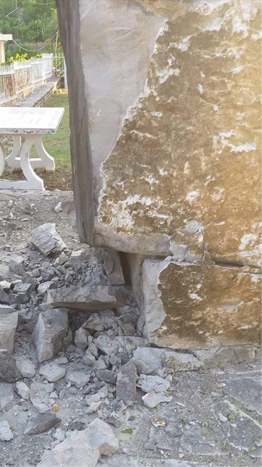 Αλβανοί εθνικιστές κατέστρεψαν μνημείο σε ελληνικό χωριό στη Βόρεια Ήπειρο - Φωτογραφία 3