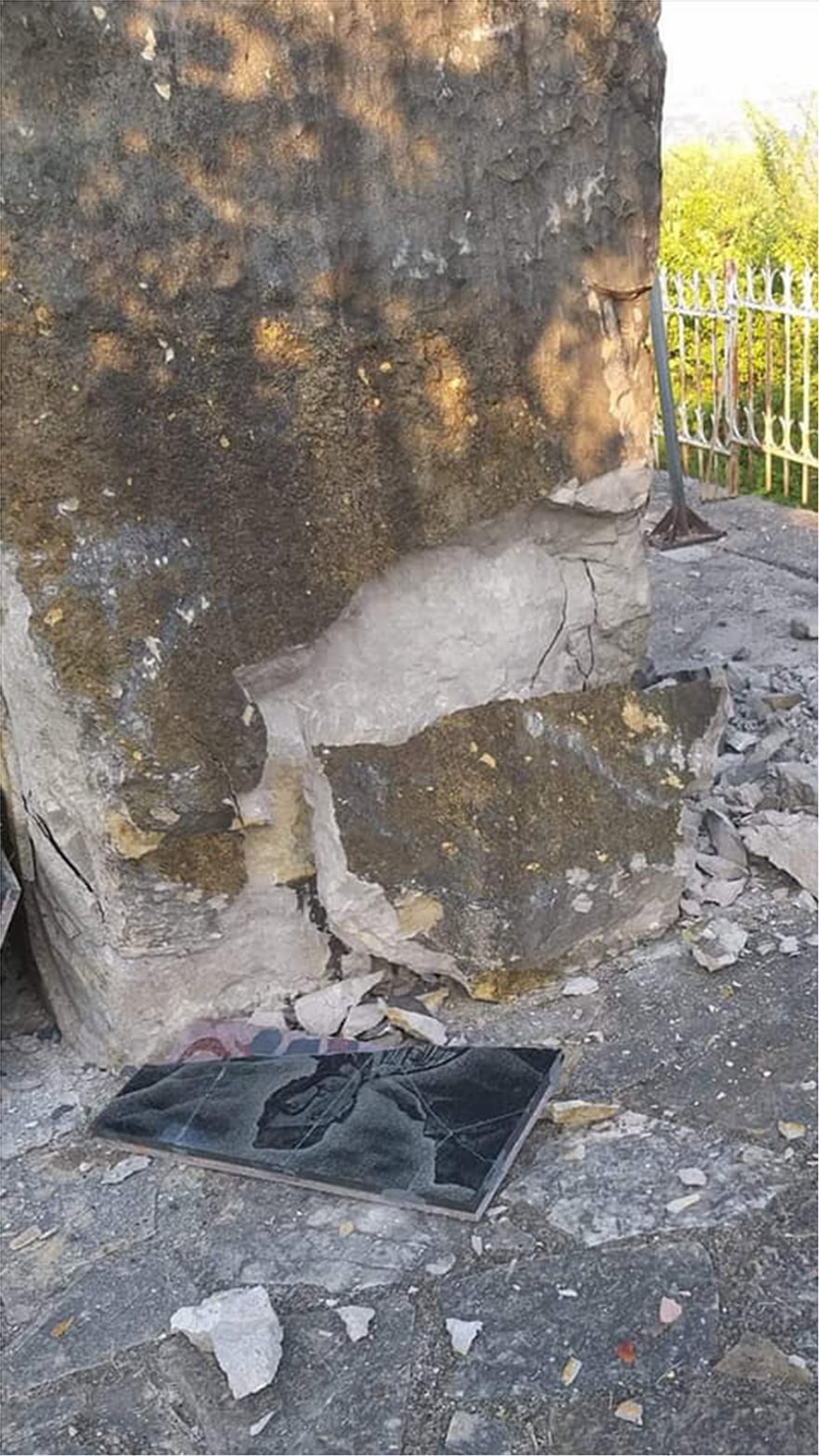 Αλβανοί εθνικιστές κατέστρεψαν μνημείο σε ελληνικό χωριό στη Βόρεια Ήπειρο - Φωτογραφία 4