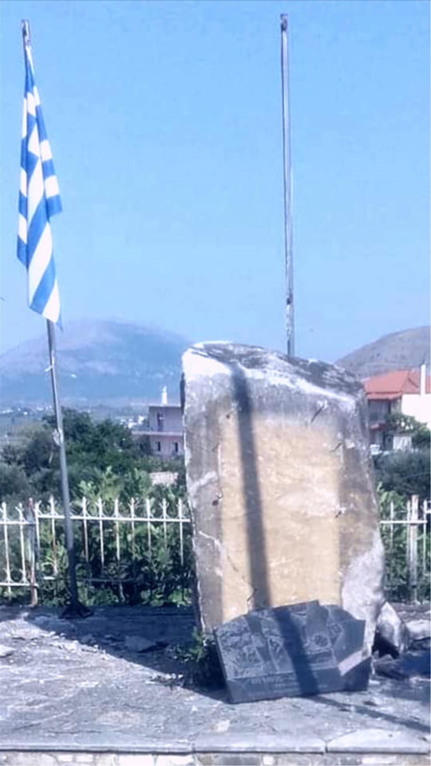 Αλβανοί εθνικιστές κατέστρεψαν μνημείο σε ελληνικό χωριό στη Βόρεια Ήπειρο - Φωτογραφία 7