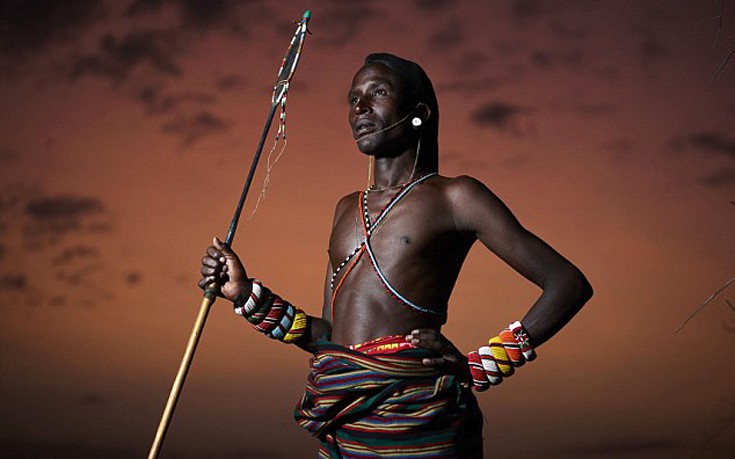 Η παραδοσιακή ζωή μιας φυλής στην Κένυα πριν την εξαφανίσει η τεχνολογία (Φωτογραφίες) - Φωτογραφία 17