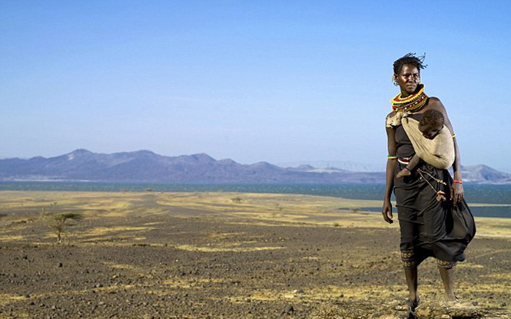 Η παραδοσιακή ζωή μιας φυλής στην Κένυα πριν την εξαφανίσει η τεχνολογία (Φωτογραφίες) - Φωτογραφία 8