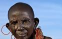 Η παραδοσιακή ζωή μιας φυλής στην Κένυα πριν την εξαφανίσει η τεχνολογία (Φωτογραφίες) - Φωτογραφία 16