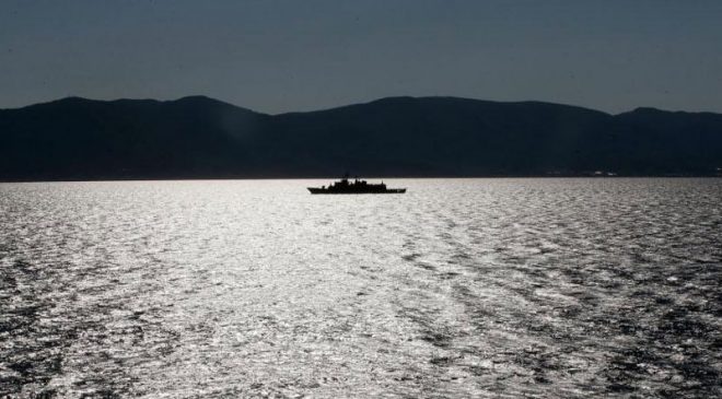 Aegean Boat Report: Σκάφος της ελληνικής ακτοφυλακής παρεμπόδισε βάρκα που μετέφερε πρόσφυγες (Βίντεο) - Φωτογραφία 1