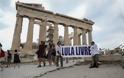 Ακτιβιστές ύψωσαν πανό για τον Λούλα ντα Σίλβα στην Ακρόπολη - Φωτογραφία 1