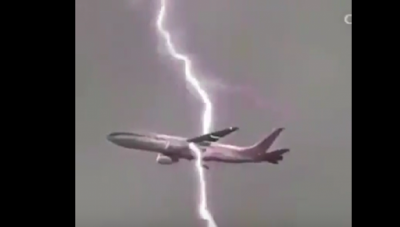 Θα πάθετε ΣΟΚ: Κεραυνοί χτυπούν αεροπλάνο στον αέρα - Φωτογραφία 1