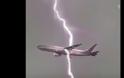 Θα πάθετε ΣΟΚ: Κεραυνοί χτυπούν αεροπλάνο στον αέρα
