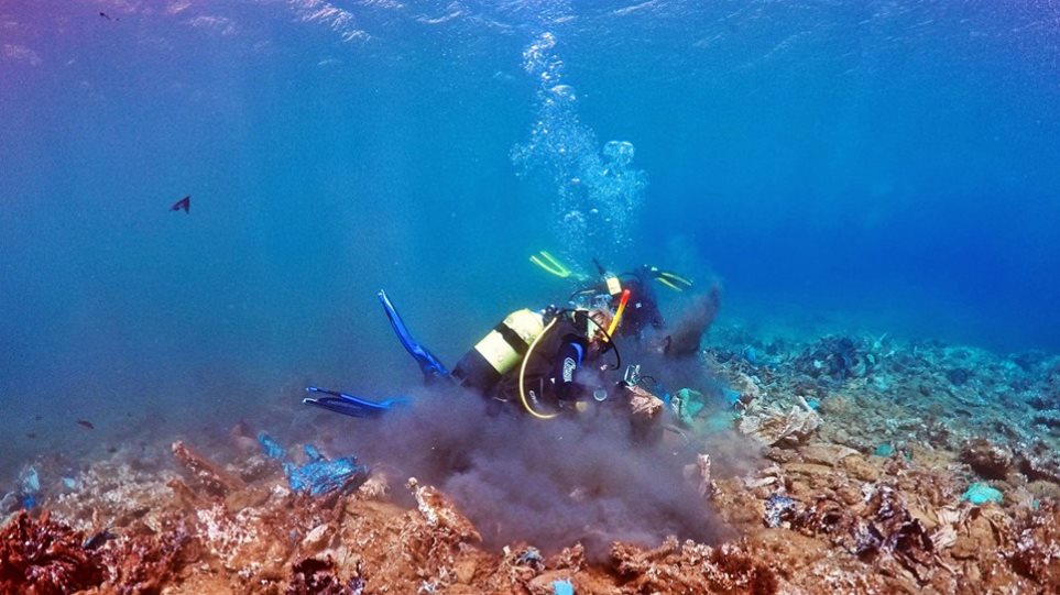 Πλαστικά «κοράλια» στην Άνδρο: Παραμένουν στο βυθό τα σκουπίδια από την παράνομη χωματερή - Φωτογραφία 1