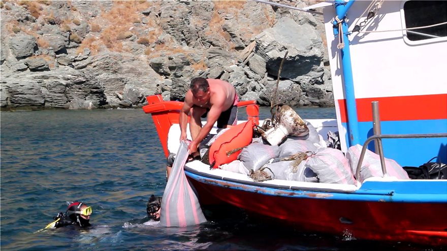 Πλαστικά «κοράλια» στην Άνδρο: Παραμένουν στο βυθό τα σκουπίδια από την παράνομη χωματερή - Φωτογραφία 8