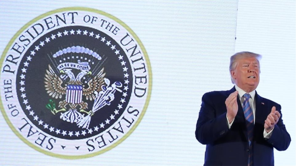 Τραμπ: Η προεδρική σφραγίδα πίσω του θύμιζε... ρωσικό δικέφαλο αετό - Φωτογραφία 1