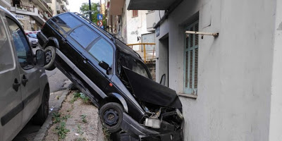 Οδηγός αυτοκινήτου έπεσε ...σε σπίτι στην Άνω πόλη - Φωτογραφία 1