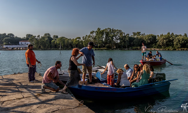 Πανέμορφο θέαμα: Το πέρασμα με βάρκες για τον εσπερινό στην Αγία Παρασκευή ΒΟΝΙΤΣΑΣ [ΦΩΤΟ: Vicky Pantazis] - Φωτογραφία 3