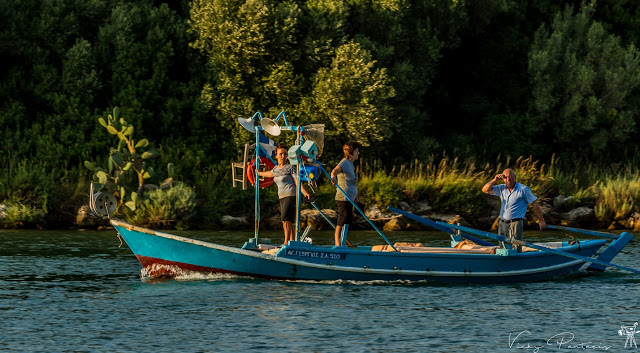 Πανέμορφο θέαμα: Το πέρασμα με βάρκες για τον εσπερινό στην Αγία Παρασκευή ΒΟΝΙΤΣΑΣ [ΦΩΤΟ: Vicky Pantazis] - Φωτογραφία 7