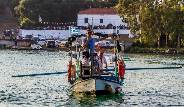 Πανέμορφο θέαμα: Το πέρασμα με βάρκες για τον εσπερινό στην Αγία Παρασκευή ΒΟΝΙΤΣΑΣ [ΦΩΤΟ: Vicky Pantazis] - Φωτογραφία 8