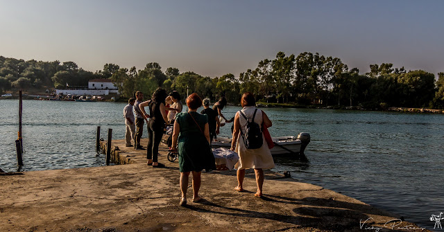 Πανέμορφο θέαμα: Το πέρασμα με βάρκες για τον εσπερινό στην Αγία Παρασκευή ΒΟΝΙΤΣΑΣ [ΦΩΤΟ: Vicky Pantazis] - Φωτογραφία 9