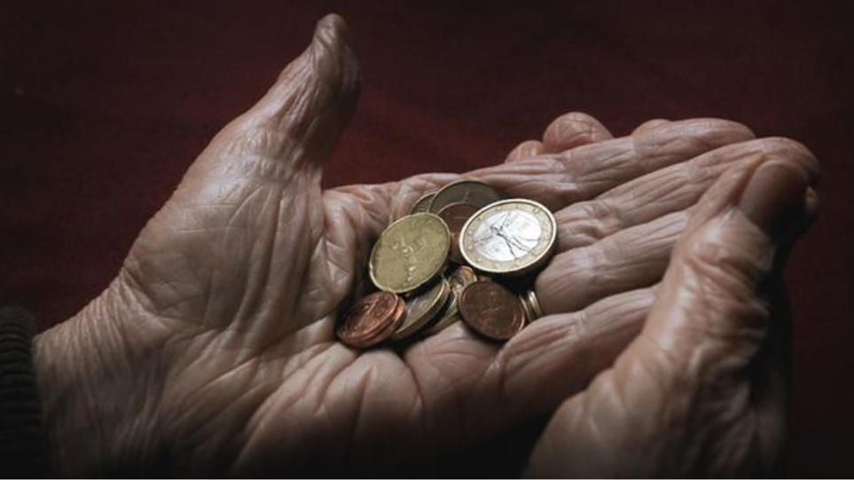 Ένας στους δυο συνταξιούχους παίρνει λιγότερα από 900 ευρώ σύνταξη - Φωτογραφία 1