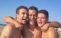 Στέλιος Κρητικός: Ποζάρει με τους κούκλους γιους του σε παραλία της Ρόδου - Φωτογραφία 2
