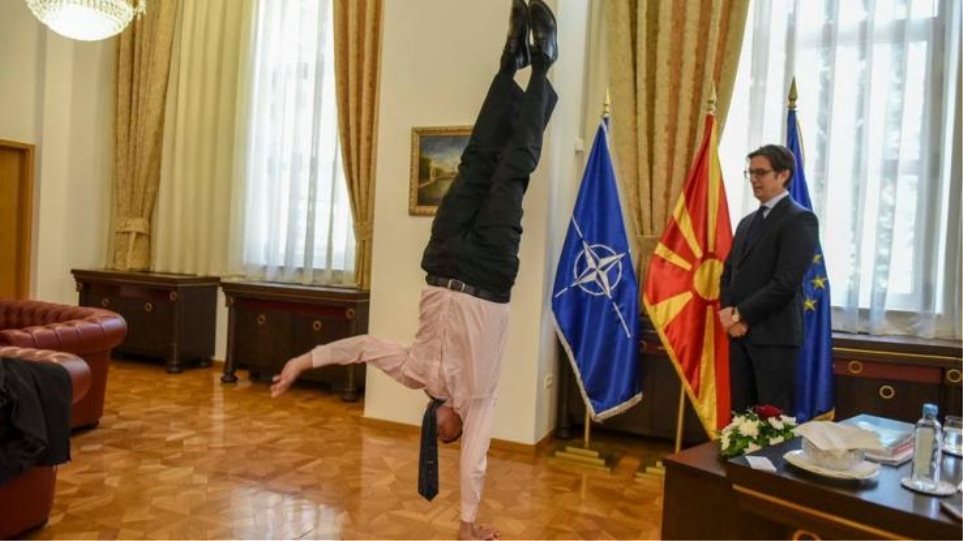 Σκόπια: Κατακόρυφο μπροστά στον πρόεδρο της χώρας έκανε ο πρέσβης του Ισραήλ - Φωτογραφία 1