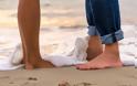 Ο πιο αποτελεσματικός τρόπος να απομακρύνετε την άμμο από τα πόδια σας (χωρίς νερό!)