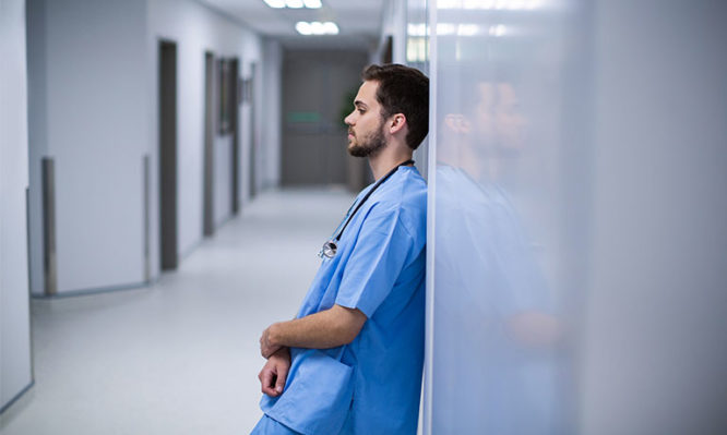 Θριάσιο: Δύο νοσηλευτές ανά τριάντα ασθενείς – Σοβαρές ελλείψεις προσωπικού, καταγγέλλουν οι εργαζόμενοι - Φωτογραφία 1