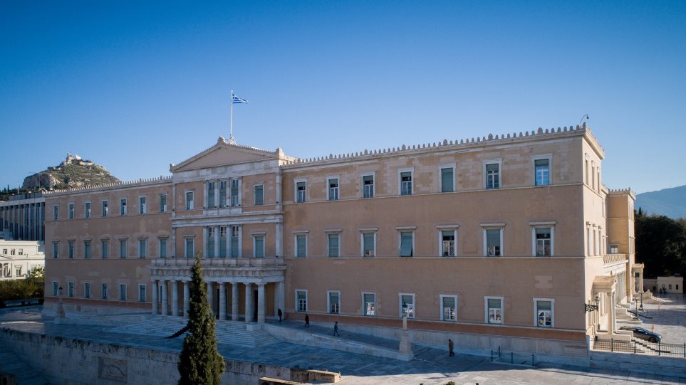 Guardian: Επιτέλους αφαιρούνται τα μεταλλικά τασάκια από την ελληνική Βουλή - Φωτογραφία 1