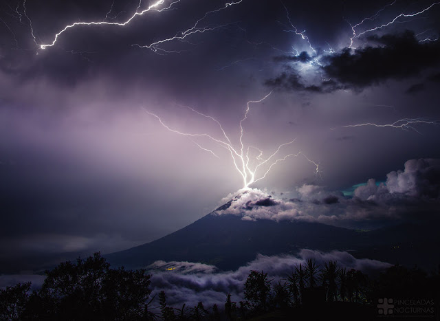 Lightning over the Volcano of Water - Φωτογραφία 1