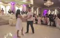 Το ζευγάρι χόρευε τον πρώτο του χορό! Ξαφνικά όμως, μία απρόσμενη εισβολή, τον διακόπτει... (BINTEO)