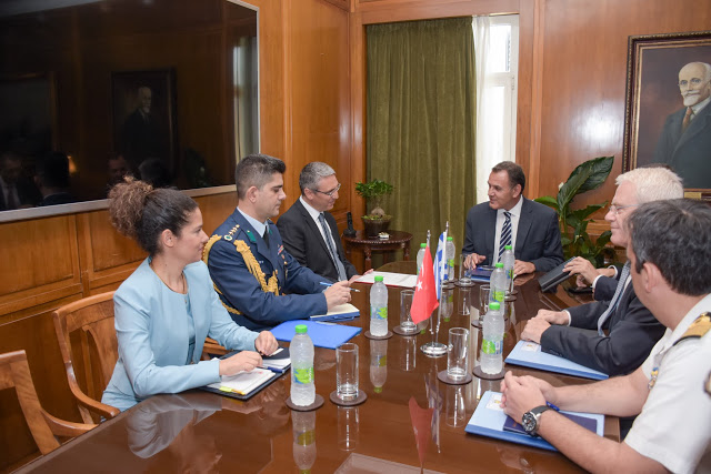 Συνάντηση ΥΕΘΑ Νικόλαου Παναγιωτόπουλου με τον Πρέσβη της Τουρκίας Burak Özügergin - Φωτογραφία 2