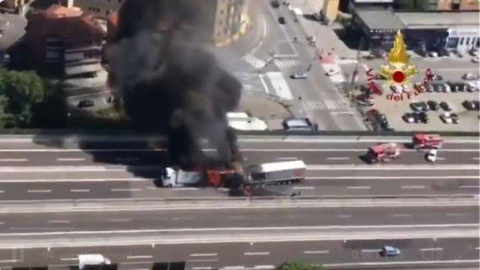 Πυρκαγιά από τη σύγκρουση τριών φορτηγών στη Μπολόνια - Νεκρός ένας οδηγός - Φωτογραφία 1